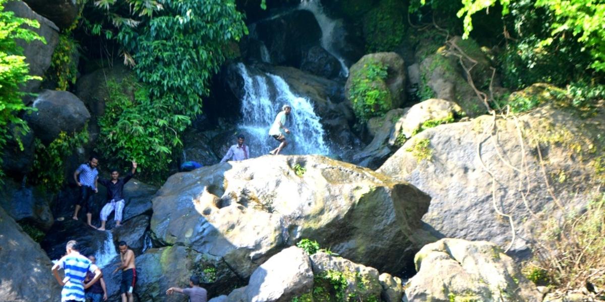 মায়াবতী ঝরনায় একদিন